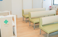 待合室（ベビーベッドもございます）